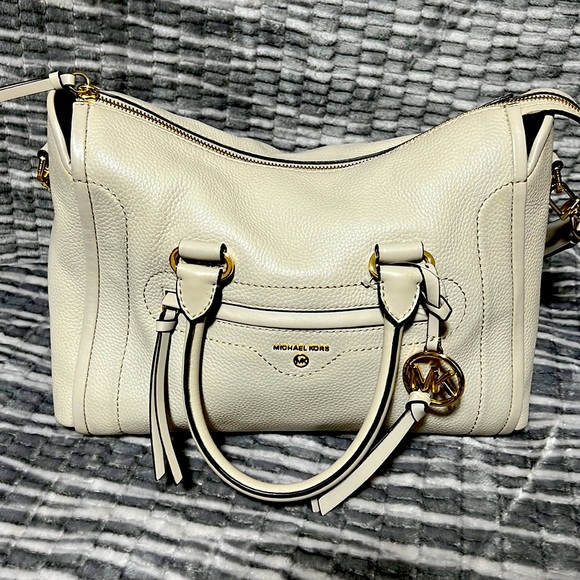 Michael Kors Handbags - Michael Kors handbag🚨Host Pick🚨